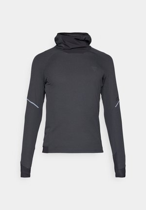 Camiseta deportiva negra de manga larga con cuello alto, tela texturizada, mangas raglán y detalles en azul claro en los brazos.