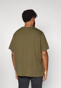 Levi's® Plus BIG ORIGINAL TEE - Basic póló - olive night