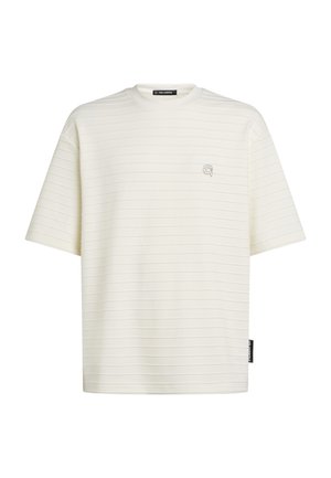 Maglietta a maniche corte color crema con sottili righe orizzontali, scollo rotondo e piccolo logo ricamato sul petto.