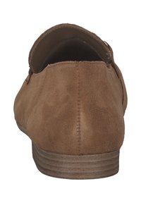 Bruine suède platte schoenen met een lage hak, een ronde achterkant en een gladde textuur. De kraag is geopend, wat zorgt voor ademend vermogen.