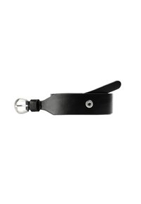 Cinturón de cuero negro con un diseño elegante y ancho, textura suave, hebilla plateada y detalle de remache metálico.