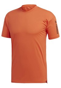Orange atletisk t-shirt lavet af glat, letvægtsstof. Har en rund halsudskæring, korte ærmer og et sort "Terrex" logo på ærmet.