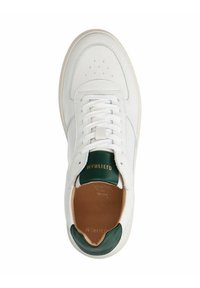 Baskets en cuir blanc avec des accents verts, bout arrondi, design perforé sur la boîte à orteils et lacets plats. Intérieur marron avec logo.