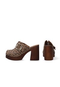 Leopardmønstret clogs har en overdel i ruskind med en spændeaccent, en tyk træhælt og en syet kant for ekstra tekstur.