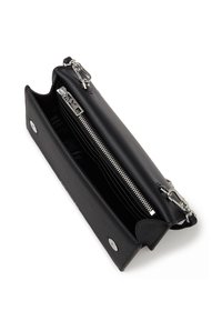 Melnas ādas maka ar rāvējslēdzēja aizdari, sudraba detaļām un redzamām vairākām kartēm domātām kabatām iekšpusē. Strukturēta ārpuse un gluda iekšējā oderē.