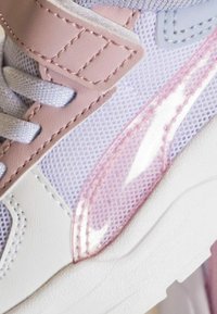 Sneaker con un mix di rete testurizzata in viola chiaro, dettagli in morbida pelle rosa, e un pannello laterale traslucido lucido. Suola bianca.