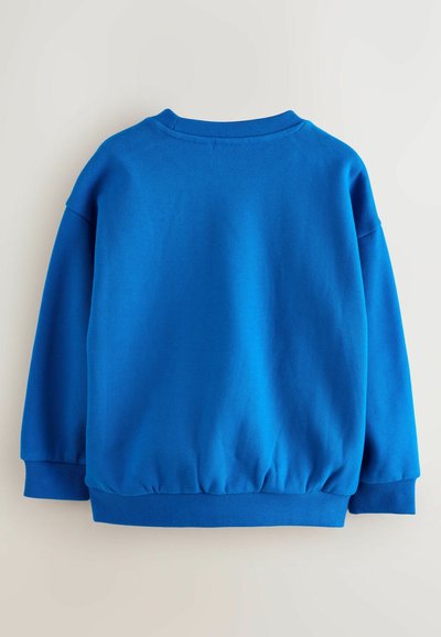 Modrý pulóver so svetrík vyrobený z jemného materiálu, s okrúhlym výstrihom, dlhými rukávmi a naberaným spodným lemom. Hladká textúra, jednoliata farba.