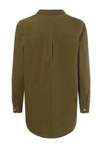 Camicia a maniche lunghe verde oliva con colletto, piega centrale sul retro e polsini con bottoni. Tessuto liscio e orlo arrotondato.