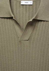 Olivi vihreä ribattupaitapusero, jossa on V-kaula-aukko, teksturoitu kangas ja klassinen kaulus, joka luo jämäkän ilmeen.