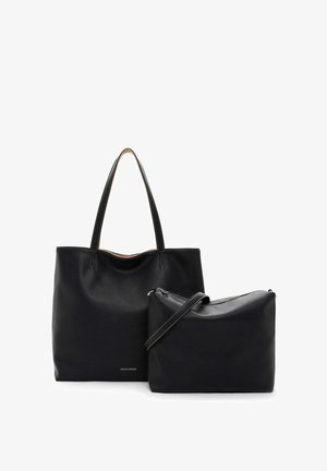 Zwarte leren tote bag met een gestructureerd oppervlak en twee lange handvatten, gecombineerd met een kleinere zwarte leren pouch met rits en een strap.