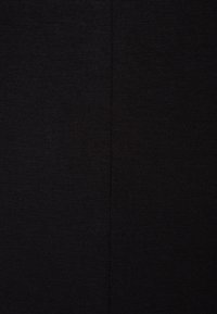 Texture de tissu noir avec une couture verticale subtile au centre.