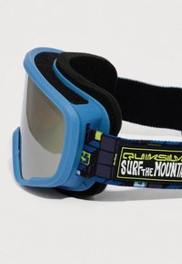 Μπλε γυαλιά σκι με μεγάλο, σκουρόχρωμο φακό και μαλακή επένδυση από αφρό. Ρυθμιζόμενος μαύρος ιμάντας με πολύχρωμο γεωμετρικό σχέδιο.