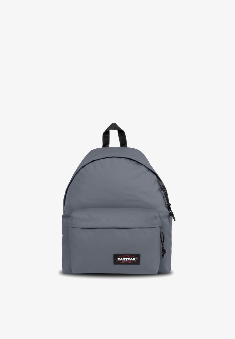 Mochila gris hecha de tela duradera, con forma redondeada, bolsillo frontal con cremallera, acentos negros y un asa en la parte superior.