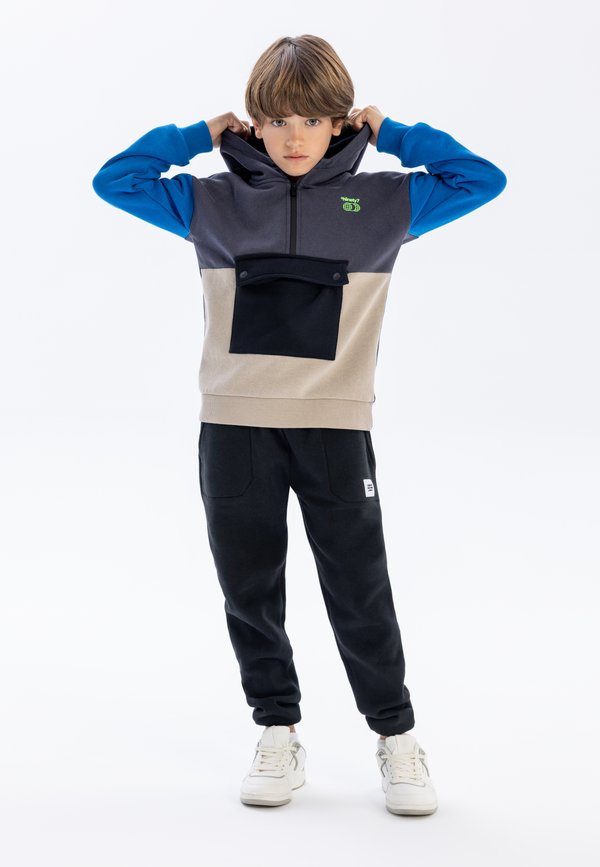 JOGGERS WITH BADGE - Jogginghose