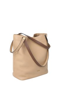 Bolso tote de cuero beige con acabado texturizado, con asas de cuero marrón y un sutil acento de logo. Se abre en la parte superior, diseño casual.
