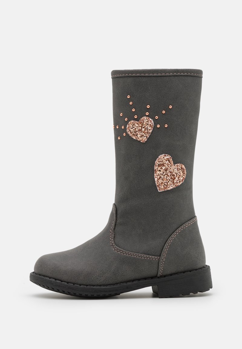 Botte gris foncé mi-mollet avec semelle noire, décorée de deux cœurs scintillants en or rose et de petits clous ronds sur le côté extérieur.