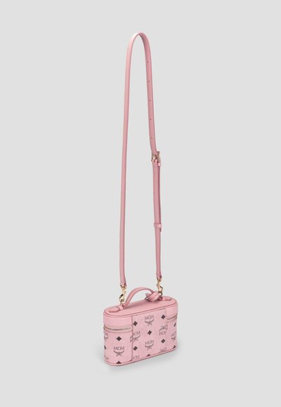 Petit sac bandoulière rectangulaire rose avec bandoulière réglable, poignée supérieure et motif répété du logo MCM sur un fond gris clair.