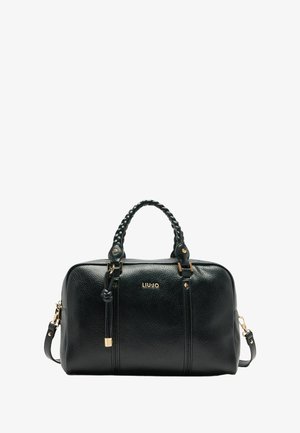 Zwarte leren handtas met een textuur, gevlochten handvatten, gouden hardware, verstelbare schouderriem en een logo op de voorkant.