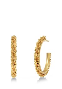 Orecchini a cerchio in oro con un design testurizzato e intrecciato e una superficie interna liscia, con un diametro di circa 3 cm.