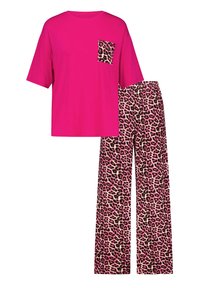 Roze pyjama set met een effen top met korte mouwen en een luipaardprint zak; losse broek met een bijpassend luipaardpatroon.