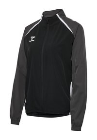 Czarna i ciemnoszara sportowa kurtka z długim rękawem na zamek, z białymi paskami akcentującymi oraz logo hummel na klatce piersiowej.