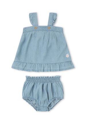 Vestido de bebé azul claro con tirantes y dobladillo con volantes, dos botones de madera y cubrepañales elásticos a juego con aberturas fruncidas en las piernas.