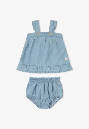 Vestido de bebé azul claro con tirantes y dobladillo con volantes, dos botones de madera y cubrepañales elásticos a juego con aberturas fruncidas en las piernas.