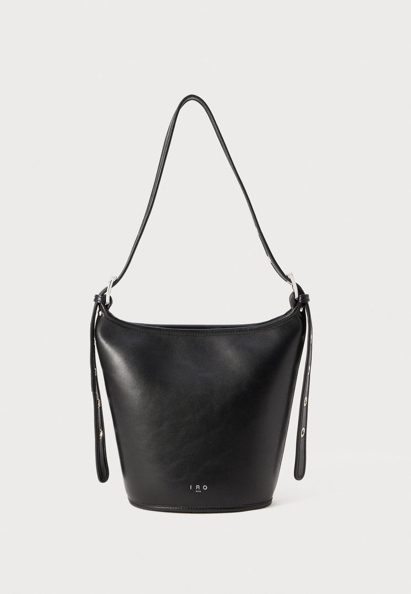 Bolsa de mão em pele preta, em formato de balde, com alça ajustável e ferragens prateadas, pequeno logótipo "IRO Paris" no centro da parte inferior.