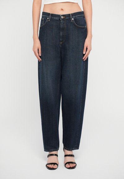 Jean large bleu foncé en denim, avec un design classique à cinq poches et une fermeture à boutons. Texture lisse avec un éclaircissement minimal.