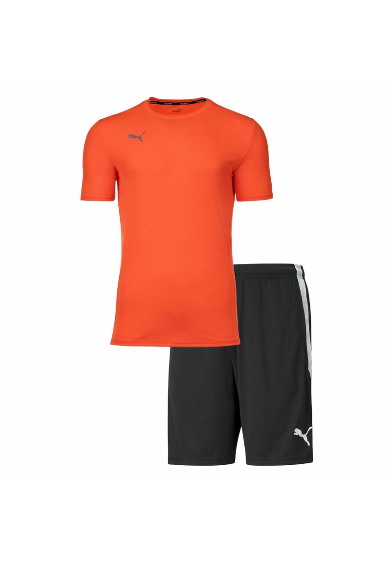 Pomarańczowa sportowa koszulka z krótkim rękawem, z okrągłym dekoltem i szarym logo. Połączona z czarnymi szortami z białymi paskami po bokach i logo.
