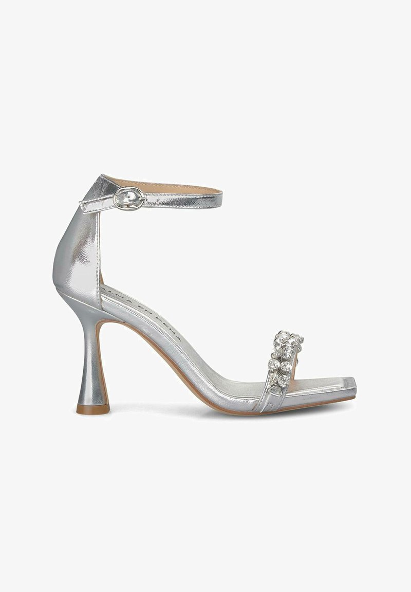 Silbermetallische High-Heel-Sandale mit einem schlanken Knöchelriemen, verziert mit klaren Strasssteinen am Vorderriemen und einem geschwungenen Absatzdesign.