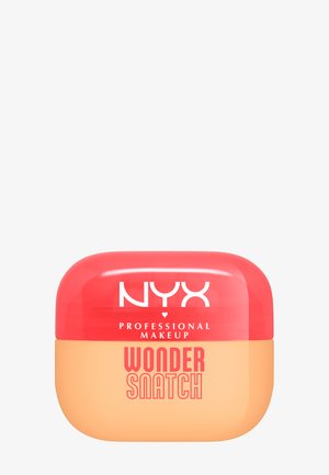 Ronde, tweekleurige container met een rode bovenkant en oranje onderkant. Heeft witte tekst met de woorden "NYX PROFESSIONAL MAKEUP" en "WONDER SNATCH."