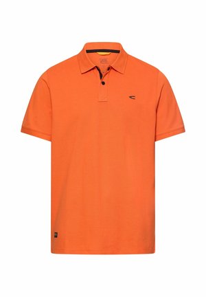 Helles orangefarbenes Polohemd mit kurzen Ärmeln, Zwei-Knopf-Leiste und kleinem schwarzem Logo auf der linken Brust.