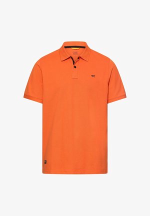 Fel oranje poloshirt met korte mouwen, twee knopen en een klein zwart logo op de linkerborst.
