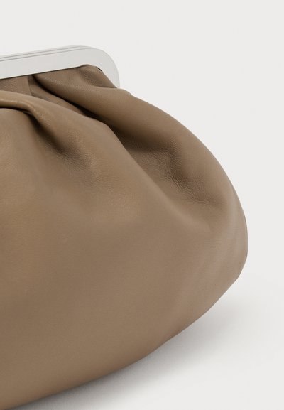 Καφέ δερμάτινη τσάντα φάκελος με απαλή, μαζεμένη υφή και μεταλλικό κούμπωμα κορυφής. Λείο επιφάνεια με διακριτική λάμψη.