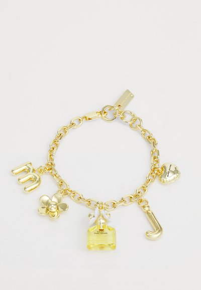 Goldfarbene Metallarmband mit Buchstabenanhängern 'm' und 'j', einer Blume und einer Flasche mit floralem Design, alles an einer verbundenen Kette.