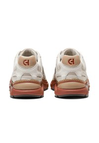 Zapatillas de cuero blanco con acentos naranjas, puntera redondeada, cuellos acolchados y marca en el talón. Panel trasero texturizado y costuras reforzadas.