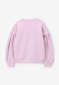 Lichtroze lange mouwen sweater met opgeblazen mouwen en geribbelde manchetten, gezien van achteren op een witte achtergrond.