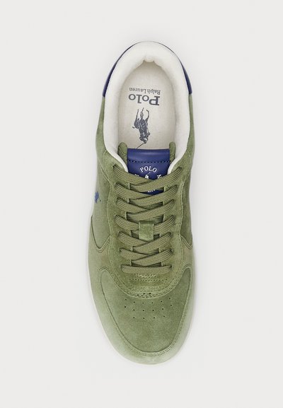 Zeleni sportski čevlji od antilopa, s zaobljenim prstom, vezicama na prednjem dijelu i plavim detaljima s logom "Polo Ralph Lauren" na jeziku.