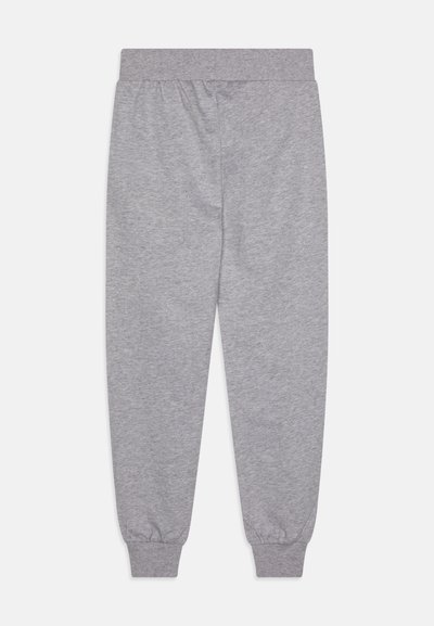 Pantalones de chándal grises hechos de material suave, con una cintura elástica y puños ajustados en los tobillos. Textura lisa, sin patrones.