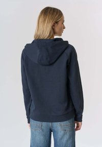 Felpa con cappuccio blu navy realizzata in materiale morbido, con vestibilità comoda, polsini e orlo a coste, dal design semplice e senza grafiche visibili.