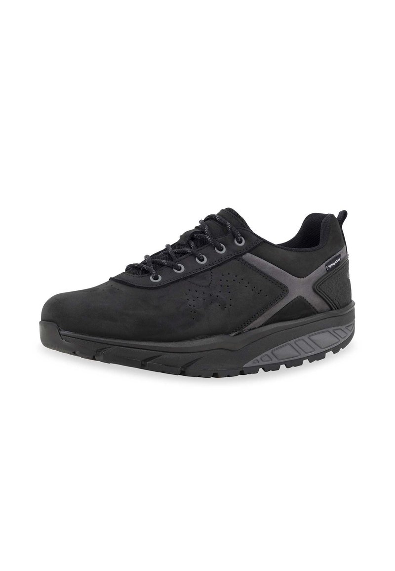 Schwarze Schuhe mit einer glatten Oberfläche, Schnürverschluss und einer stabilen Sohle. Strukturierte Akzente und Perforationen sorgen für Details. Entwickelt für Langlebigkeit.