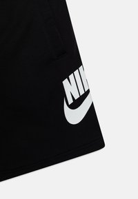 Nike Sportswear CLUB PLUS SIZE UNISEX - Šorti - black/white