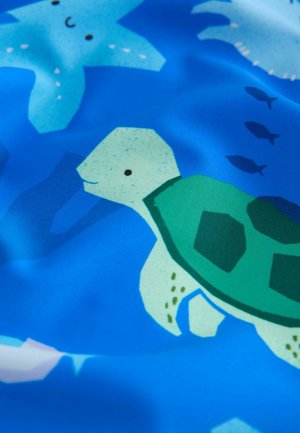 Barevná látka s motivem želvy a hvězdice v odstínech modré, zelené a bílé. Jednoduchý, hravý design s karikaturními prvky.