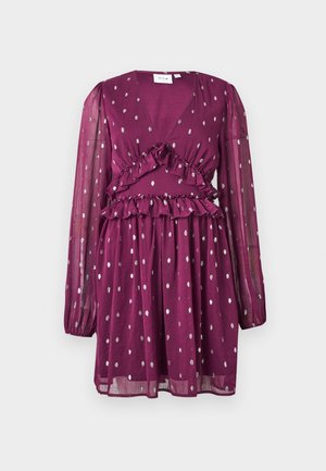 Vestido longo de mangas compridas roxo com bolinhas prateadas, decote em V, detalhes de babados em camadas na cintura e uma saia ligeiramente evassada.
