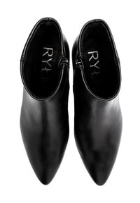 Czarne skórzane botki za kostkę z ostrym czubkiem i bocznymi zamkami. Miękka podszewka wewnętrzna z widocznym wytłoczonym logo marki.