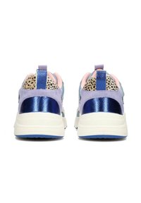 Sneakers multicolori con una combinazione di azzurro chiaro, viola e accenti metallici. La texture include materiali lisci e scamosciati con un motivo a pois.