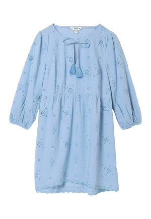 Hellblaues Langarmkleid mit Lochstickerei, rundem Ausschnitt, Quastenbindedetail, geraffter Taille und geschwungenem Saum.