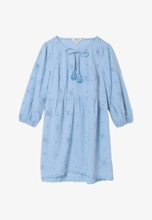 Hellblaues Langarmkleid mit Lochstickerei, rundem Ausschnitt, Quastenbindedetail, geraffter Taille und geschwungenem Saum.