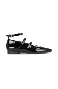 Bailarinas de charol negro con punta afilada, adornadas con correas ajustables en el tobillo y tres accents decorativos de hebilla. Tacón bajo.